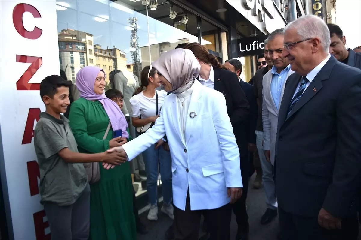 Milli Savunma Bakanı ve Aile ve Sosyal Hizmetler Bakanı Yüksekova’da Esnaf Ziyaretinde