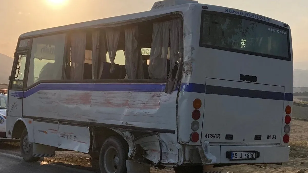 Manisa’da işçi servisiyle kamyonet çarpıştı: 1 ölü, 5 yaralı!