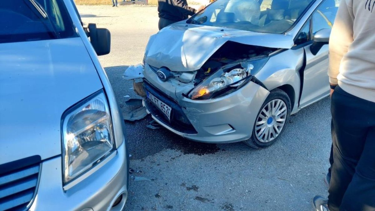 Adıyaman’da otomobil ile hafif ticari araç çarpıştı: 2 yaralı
