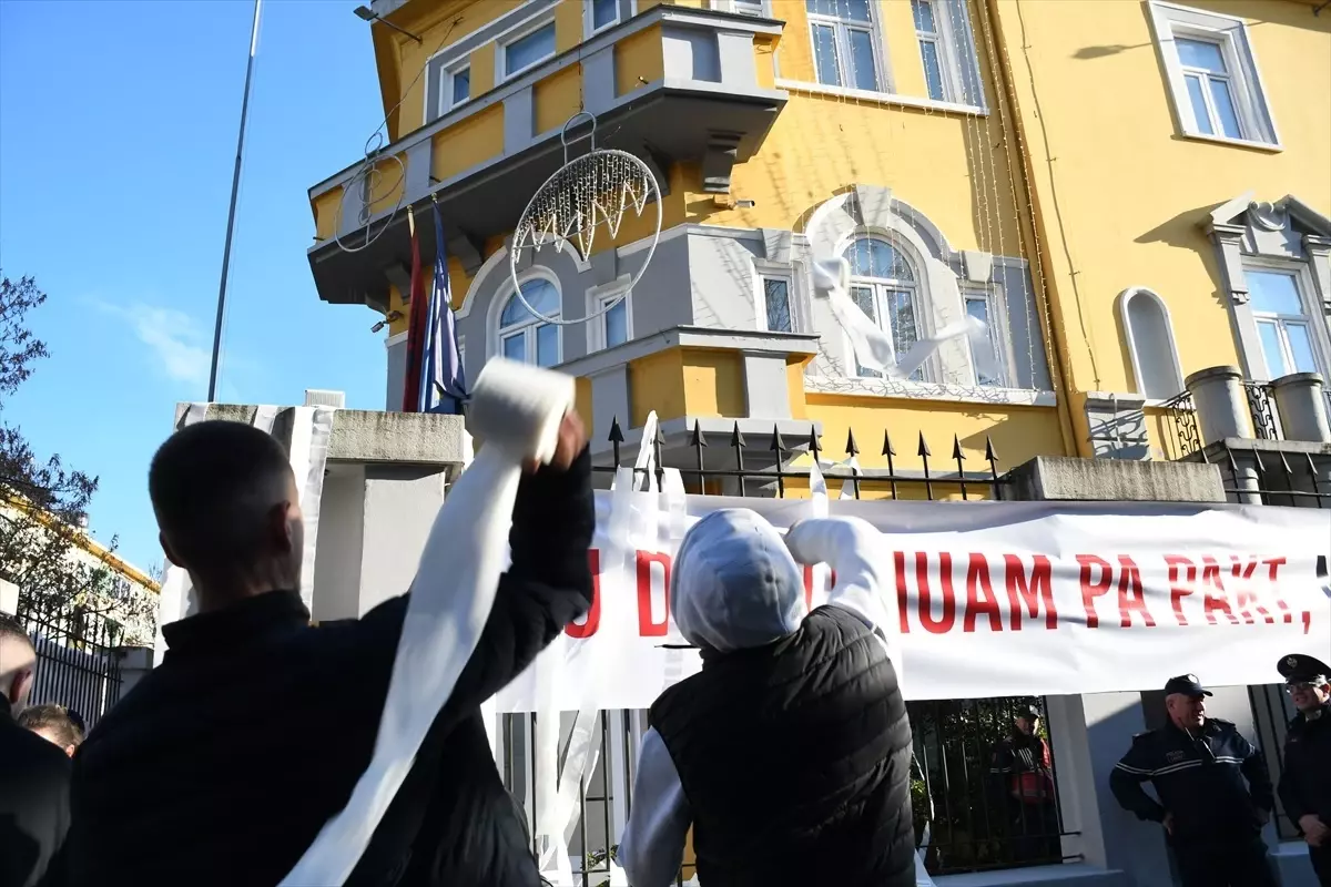 Tiran’da Öğrenciler Protesto Düzenledi